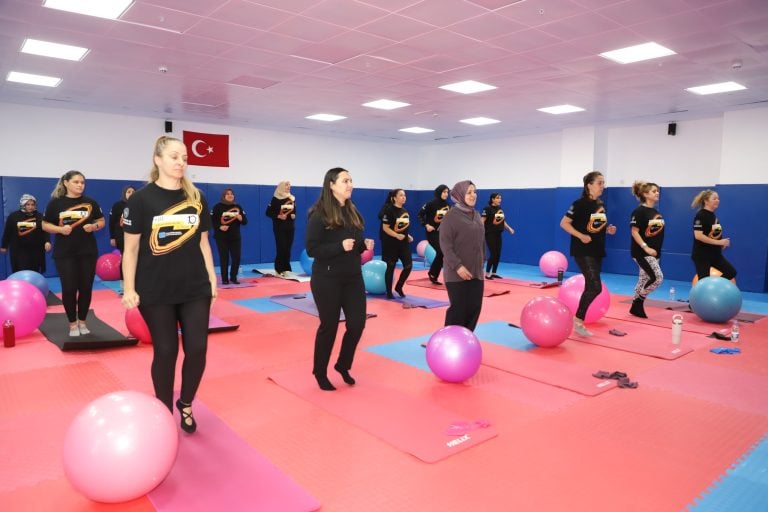 EMİNE YILDIRIM, ÇOCUKLAR VE KADINLARLA SPOR SALONUNDA BİR ARAYA GELDİ
