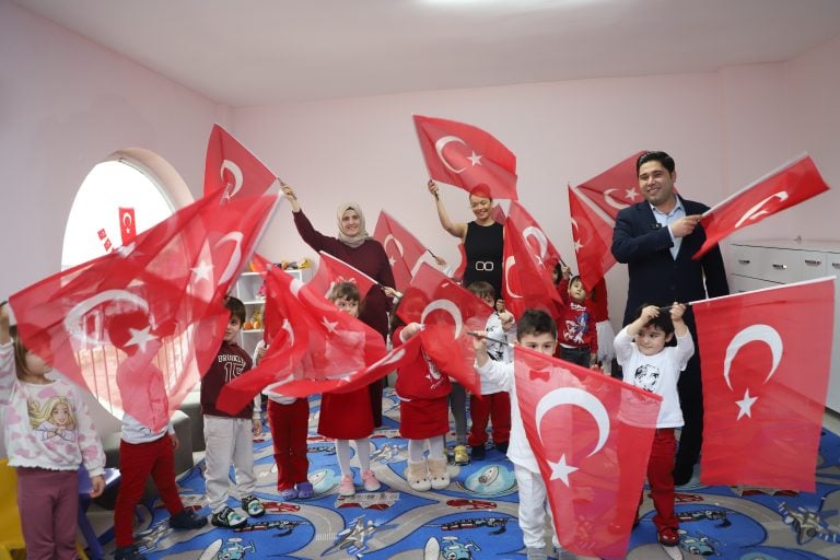 AKSU BELEDİYESİ’NDEN ÖĞRENCİLERE PORTAKAL SUYU VE TÜRK BAYRAĞI SÜRPRİZİ