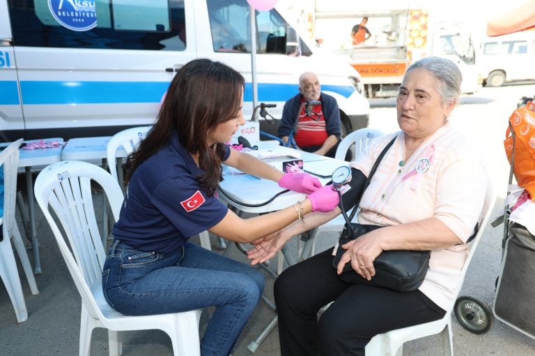 AKSU’DA MEME KANSERİ FARKINDALIK ETKİNLİĞİ YOĞUN İLGİ GÖRDÜ