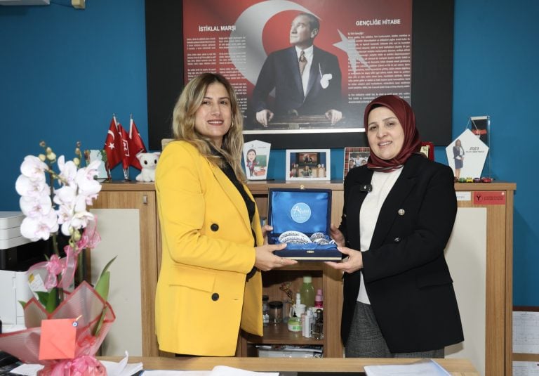 AKSU’DAN DÜNYA SAHNESİNE EĞİTİMİN NOBEL’İNDE BİR TÜRK KADINI AYSEL ŞENER