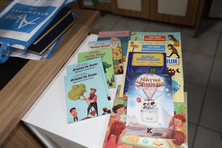 AKSU’DAN DÜNYA SAHNESİNE EĞİTİMİN NOBEL’İNDE BİR TÜRK KADINI AYSEL ŞENER