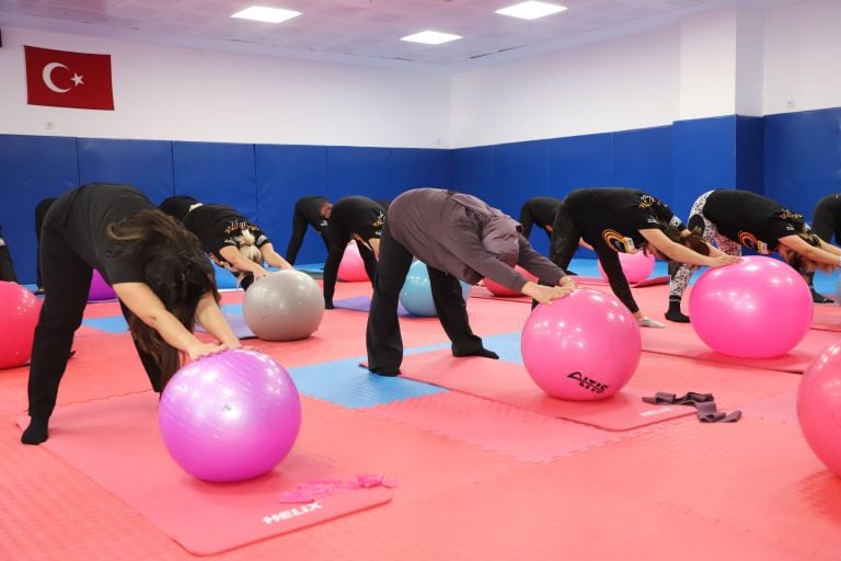 EMİNE YILDIRIM, ÇOCUKLAR VE KADINLARLA SPOR SALONUNDA BİR ARAYA GELDİ