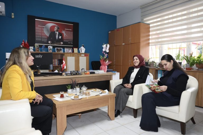 AKSU’DAN DÜNYA SAHNESİNE EĞİTİMİN NOBEL’İNDE BİR TÜRK KADINI AYSEL ŞENER