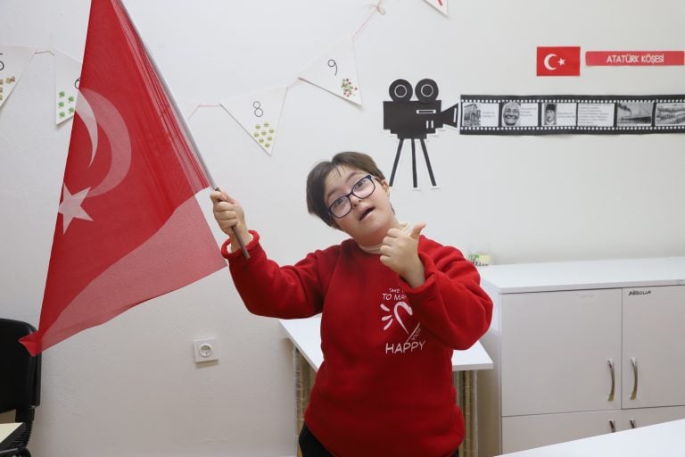 AKSU BELEDİYESİ’NDEN ÖĞRENCİLERE PORTAKAL SUYU VE TÜRK BAYRAĞI SÜRPRİZİ