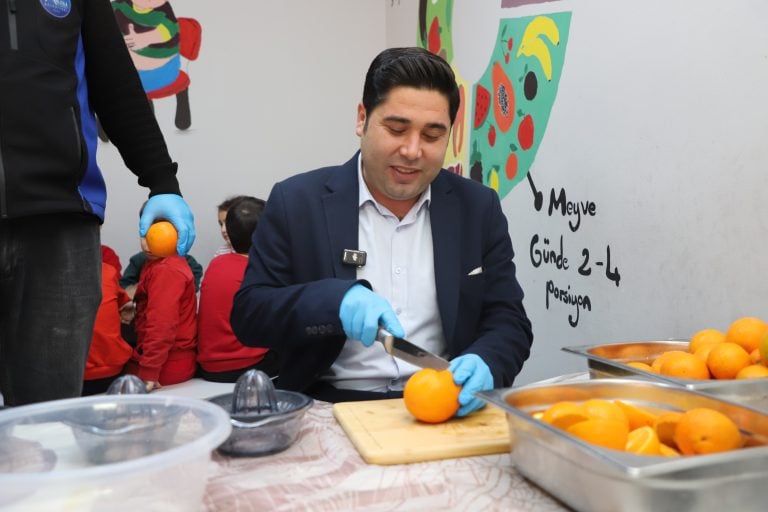 AKSU BELEDİYESİ’NDEN ÖĞRENCİLERE PORTAKAL SUYU VE TÜRK BAYRAĞI SÜRPRİZİ