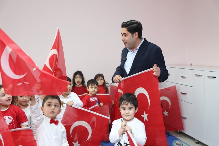 AKSU BELEDİYESİ’NDEN ÖĞRENCİLERE PORTAKAL SUYU VE TÜRK BAYRAĞI SÜRPRİZİ