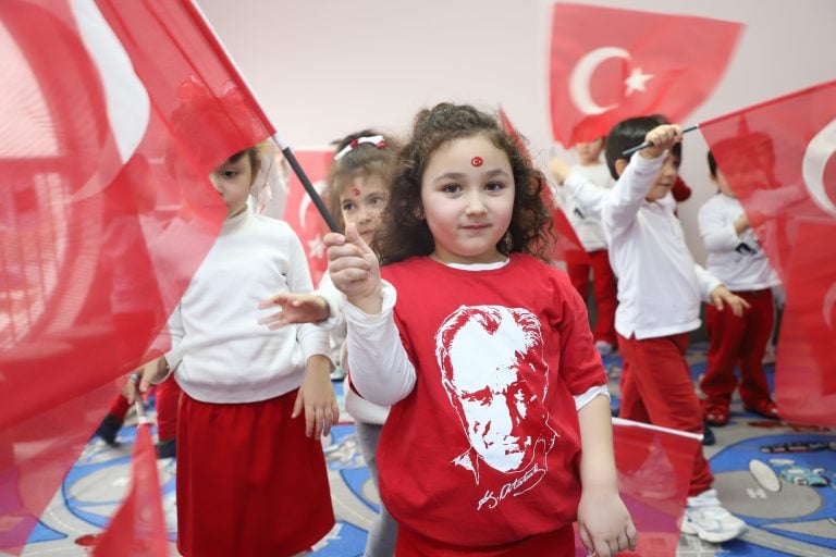 AKSU BELEDİYESİ’NDEN ÖĞRENCİLERE PORTAKAL SUYU VE TÜRK BAYRAĞI SÜRPRİZİ