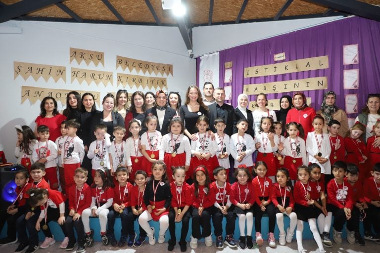 AKSU’DA ANAOKULU ÖĞRENCİLERİ, İSTİKLAL MARŞINI GURURLA OKUDU