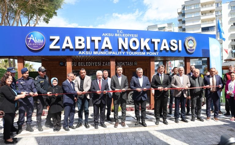 Aksu Belediyesi, vatandaşlara daha hızlı, etkin ve yerinde hizmet sunmak amacıyla Kemerağzı bölgesinde hayata geçirdiği Zabıta Hizmet Noktasını düzenlenen törenle hizmete açtı. Belediye Başkanı İsa Yıldırım, “Vatandaşlarımızın huzuru ve güvenliği için mesai gözetmeksizin, hizmeti halkımızın ayağına götürmeye devam edeceğiz” dedi.