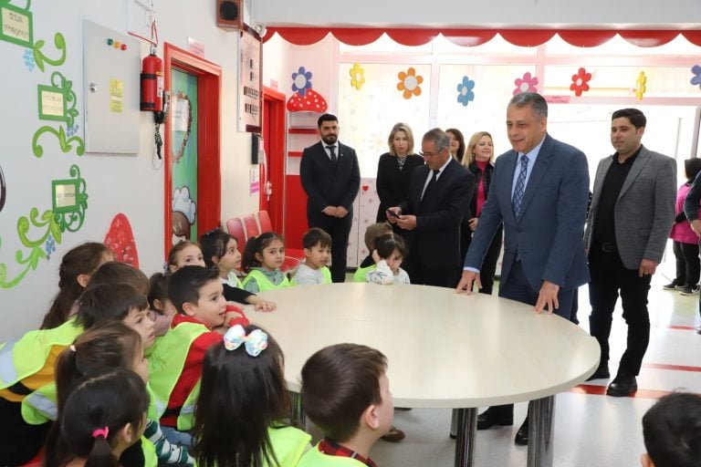 AKSU’DA ANAOKULU ÖĞRENCİLERİNDEN ANLAMLI ETKİNLİK, 52 KOLİ SEVGİYLE PAKETLENDİ