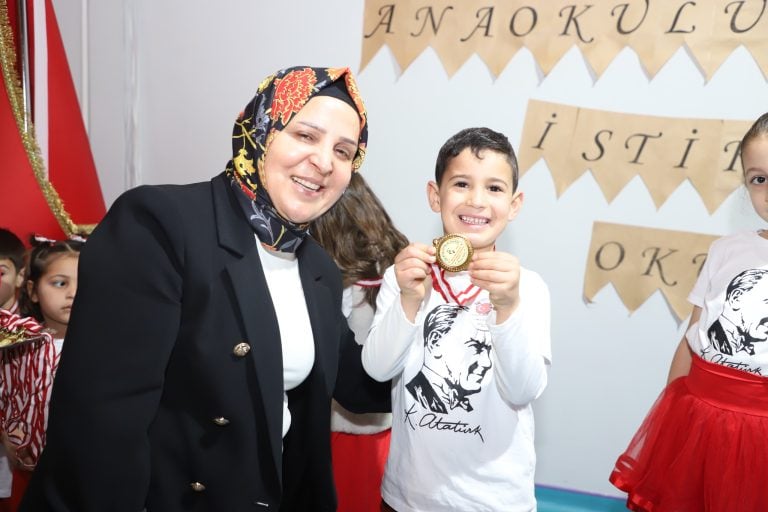 AKSU’DA ANAOKULU ÖĞRENCİLERİ, İSTİKLAL MARŞINI GURURLA OKUDU