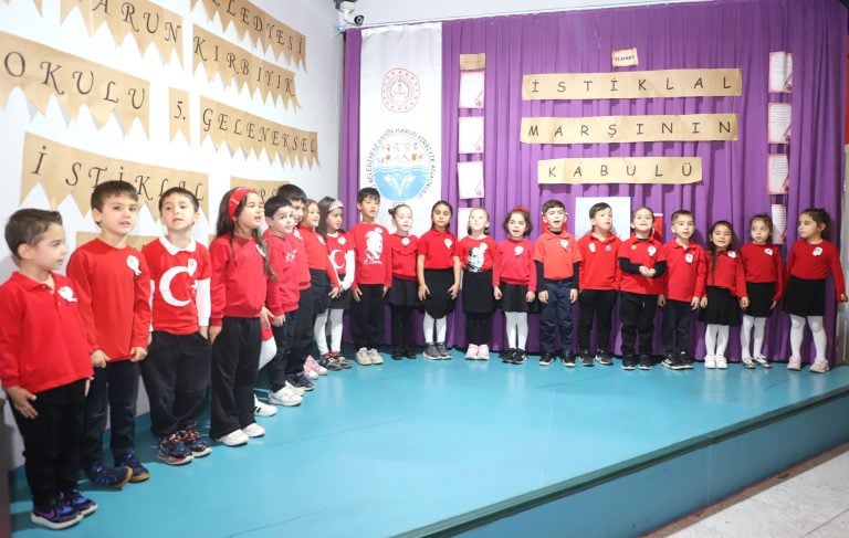 AKSU’DA ANAOKULU ÖĞRENCİLERİ, İSTİKLAL MARŞINI GURURLA OKUDU