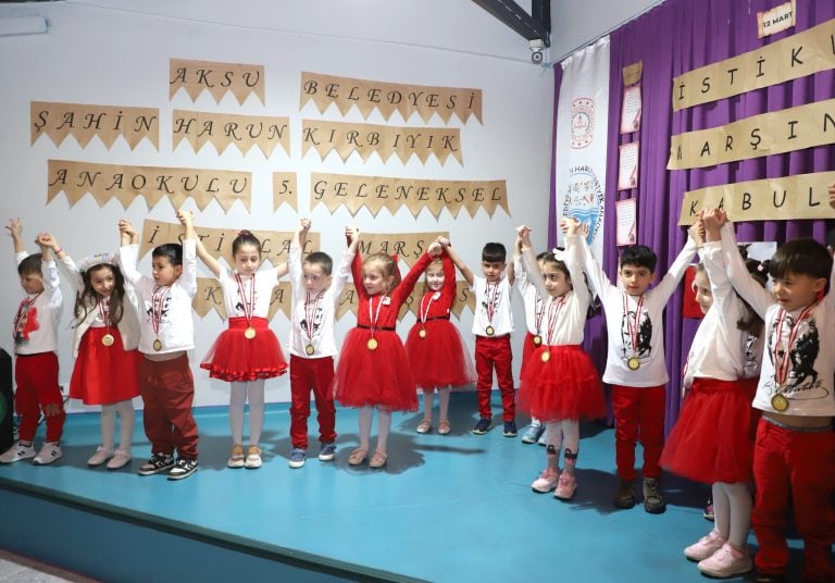 AKSU’DA ANAOKULU ÖĞRENCİLERİ, İSTİKLAL MARŞINI GURURLA OKUDU