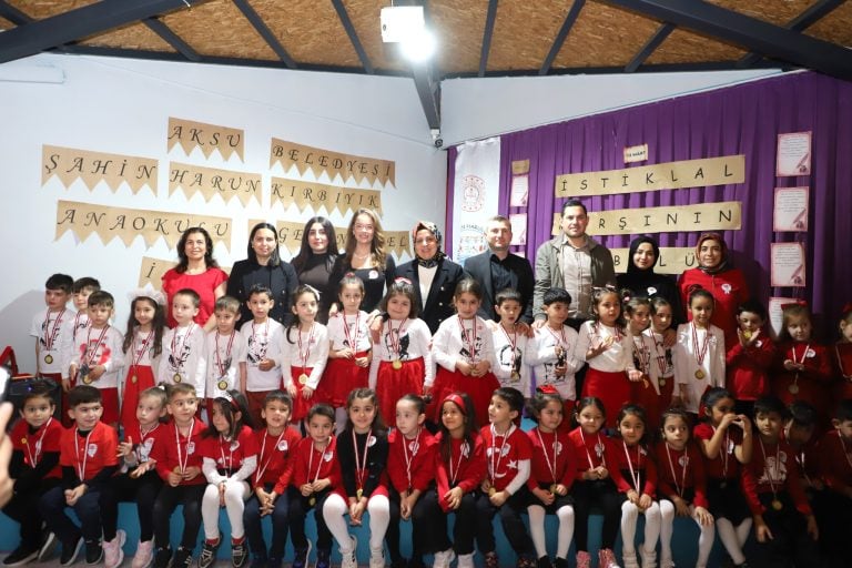 AKSU’DA ANAOKULU ÖĞRENCİLERİ, İSTİKLAL MARŞINI GURURLA OKUDU