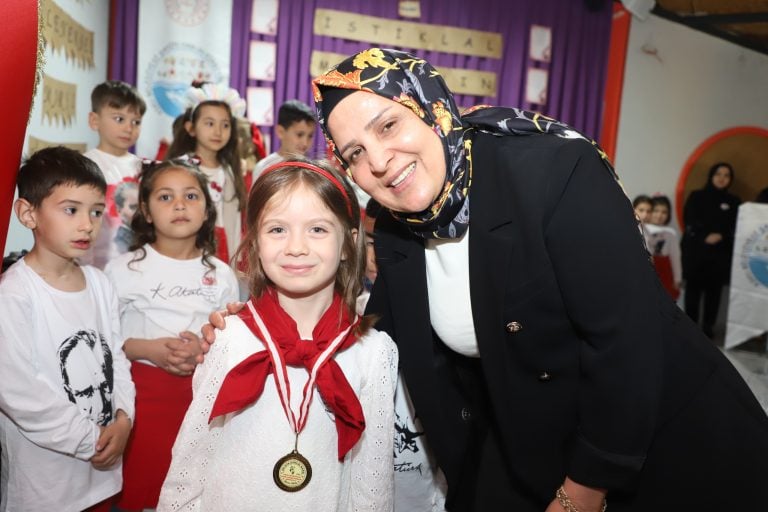 AKSU’DA ANAOKULU ÖĞRENCİLERİ, İSTİKLAL MARŞINI GURURLA OKUDU