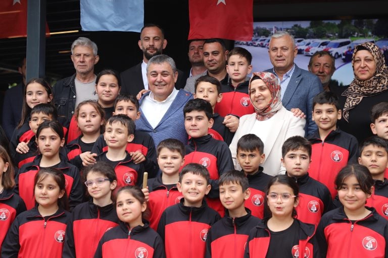 AKSU BELEDİYESİ PERGE SPOR KULÜBÜ HALK OYUNLARI EKİBİ, İL İKİNCİSİ OLDU Aksu Belediyesi Gençlik ve Spor Hizmetleri Müdürlüğü bünyesinde faaliyet gösteren Aksu Perge Spor Kulübü Halk Oyunları Ekibi, Minikler Düzenlemeli Halk Oyunları kategorisinde il ikincisi oldu.