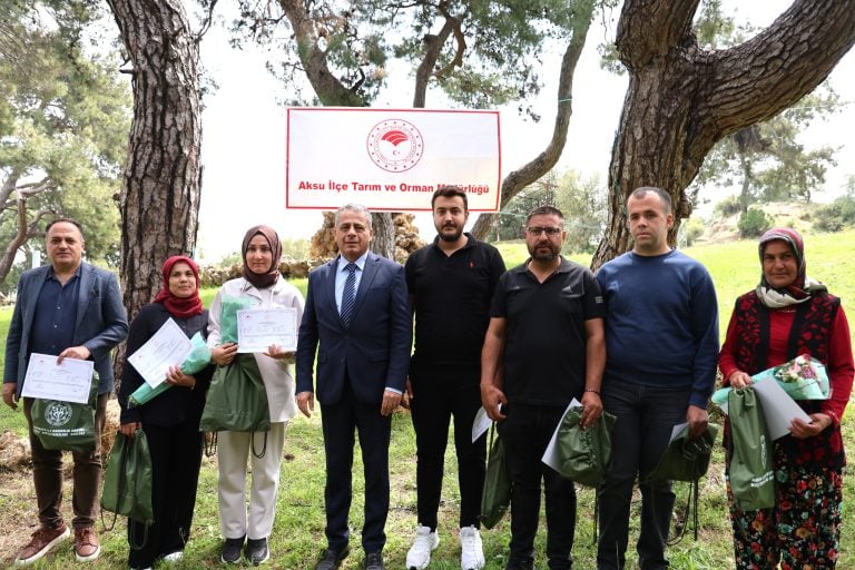 AKSU’DA SÜRÜ YÖNETİMİ EĞİTİMİNİ TAMAMLAYAN 47 KURSİYERE SERTİFİKALARI VERİLDİ