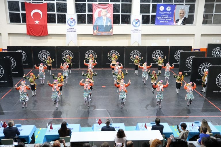 AKSU BELEDİYESİ PERGE SPOR KULÜBÜ HALK OYUNLARI EKİBİ, İL İKİNCİSİ OLDU