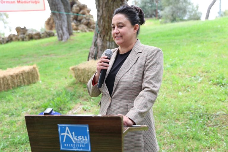 AKSU’DA SÜRÜ YÖNETİMİ EĞİTİMİNİ TAMAMLAYAN 47 KURSİYERE SERTİFİKALARI VERİLDİ