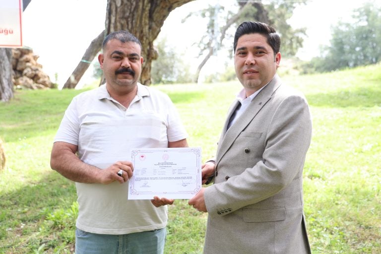 AKSU’DA SÜRÜ YÖNETİMİ EĞİTİMİNİ TAMAMLAYAN 47 KURSİYERE SERTİFİKALARI VERİLDİ