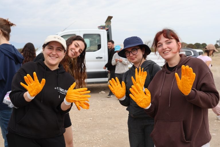 KUMKÖY SAHİLİNDE “BİR SAHİL, BİN YAŞAM” İÇİN ORTAK HAREKET