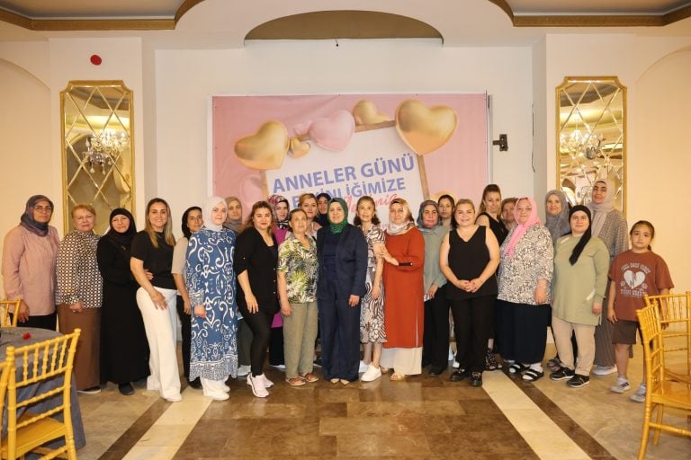 AKSU’DA ANNELER GÜNÜ COŞKUYLA KUTLANDI