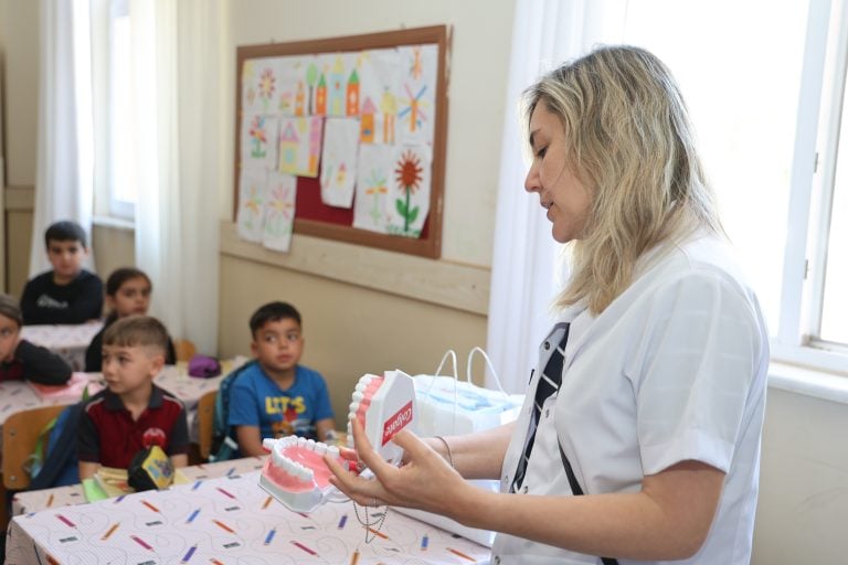 AKSU’DA “GELECEĞİN GÜLÜŞLERİ” PROJESİYLE MİNİKLERE DİŞ SAĞLIĞI TARAMASI