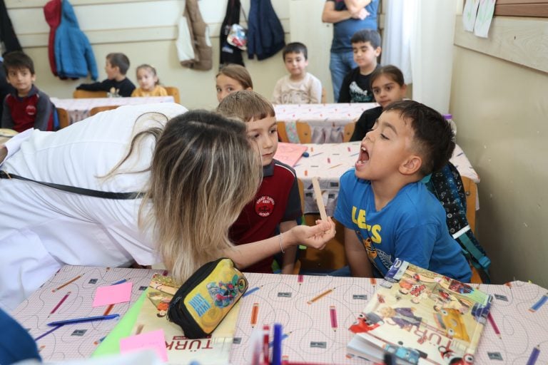 AKSU’DA “GELECEĞİN GÜLÜŞLERİ” PROJESİYLE MİNİKLERE DİŞ SAĞLIĞI TARAMASI