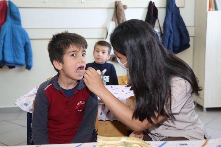 AKSU’DA “GELECEĞİN GÜLÜŞLERİ” PROJESİYLE MİNİKLERE DİŞ SAĞLIĞI TARAMASI