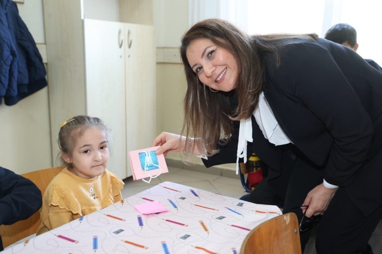 AKSU’DA “GELECEĞİN GÜLÜŞLERİ” PROJESİYLE MİNİKLERE DİŞ SAĞLIĞI TARAMASI
