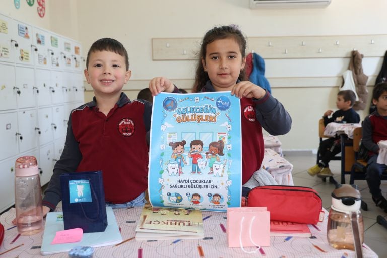 AKSU’DA “GELECEĞİN GÜLÜŞLERİ” PROJESİYLE MİNİKLERE DİŞ SAĞLIĞI TARAMASI