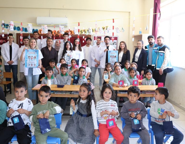 AKSU’DA “GELECEĞİN GÜLÜŞLERİ” PROJESİYLE MİNİKLERE DİŞ SAĞLIĞI TARAMASI