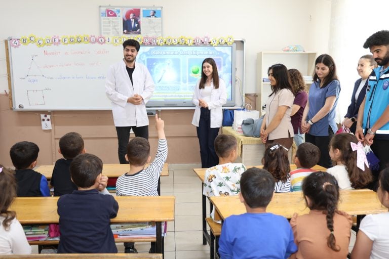 AKSU’DA “GELECEĞİN GÜLÜŞLERİ” PROJESİYLE MİNİKLERE DİŞ SAĞLIĞI TARAMASI