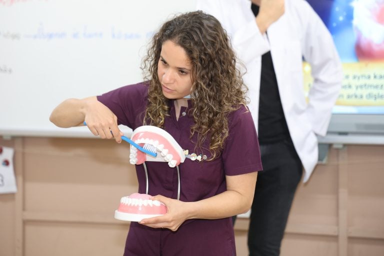 AKSU’DA “GELECEĞİN GÜLÜŞLERİ” PROJESİYLE MİNİKLERE DİŞ SAĞLIĞI TARAMASI