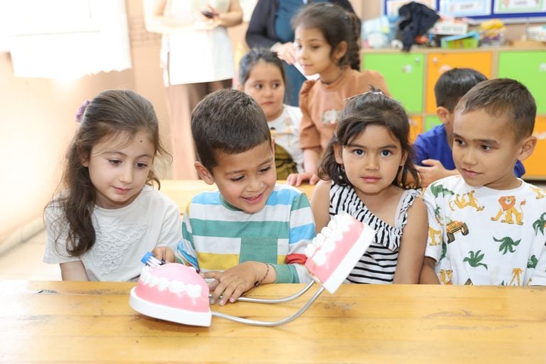 AKSU’DA “GELECEĞİN GÜLÜŞLERİ” PROJESİYLE MİNİKLERE DİŞ SAĞLIĞI TARAMASI
