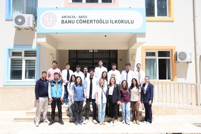 AKSU’DA “GELECEĞİN GÜLÜŞLERİ” PROJESİYLE MİNİKLERE DİŞ SAĞLIĞI TARAMASI