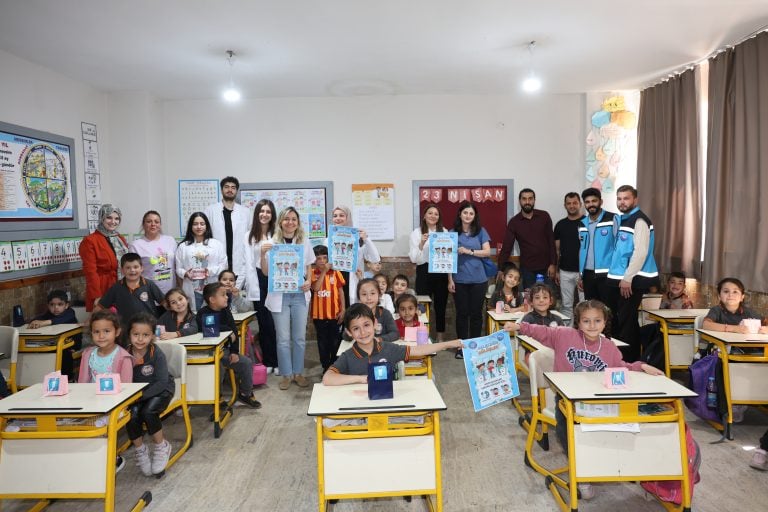 AKSU’DA “GELECEĞİN GÜLÜŞLERİ” PROJESİYLE MİNİKLERE DİŞ SAĞLIĞI TARAMASI
