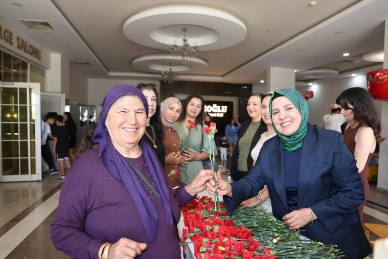 AKSU’DA ANNELER GÜNÜ COŞKUYLA KUTLANDI