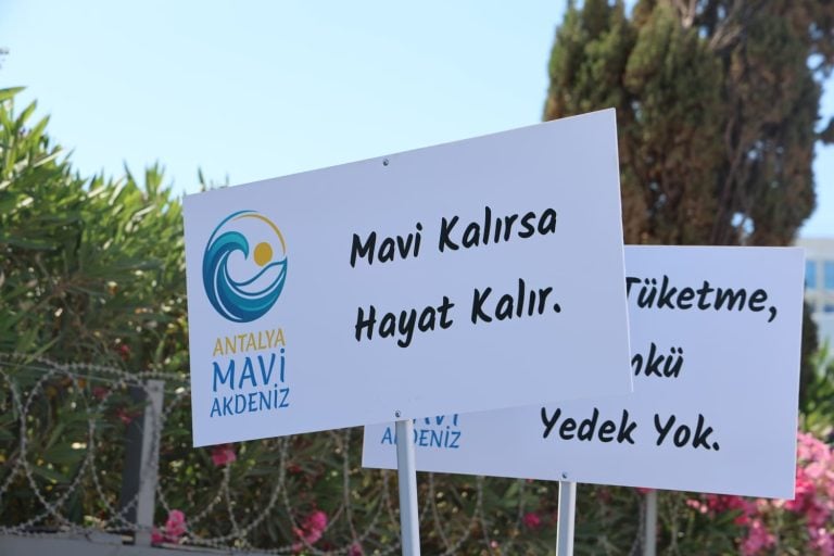 AKSU, MAVİ AKDENİZ İÇİN TEK YÜREK OLDU TURUNÇ PLAJI TEMİZLENDİ
