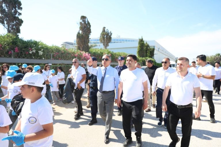 AKSU, MAVİ AKDENİZ İÇİN TEK YÜREK OLDU TURUNÇ PLAJI TEMİZLENDİ