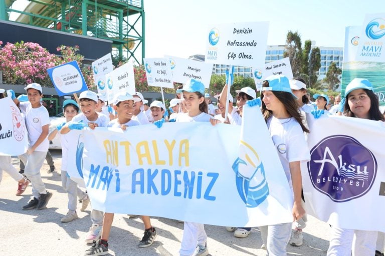 AKSU, MAVİ AKDENİZ İÇİN TEK YÜREK OLDU TURUNÇ PLAJI TEMİZLENDİ