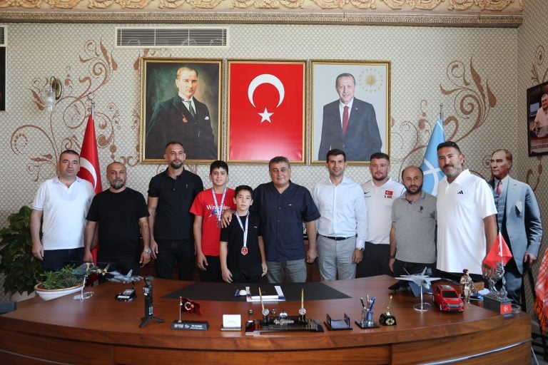 AKSU PERGE SPOR KULÜBÜ SPORCULARI BAŞKAN YILDIRIMI MAKAMINDA ZİYARET ETTİ