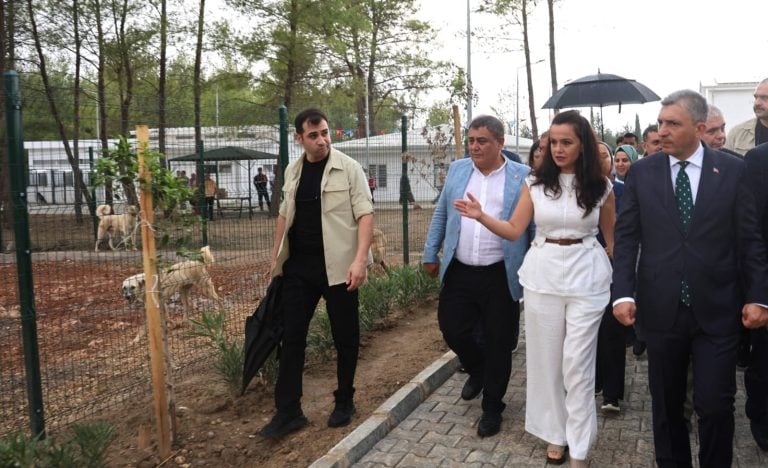 AKSU’DA ANTALYA’NIN EN BÜYÜK SOKAK HAYVANLARI BAKIMEVİ VE DOĞAL YAŞAM ALANI AÇILDI