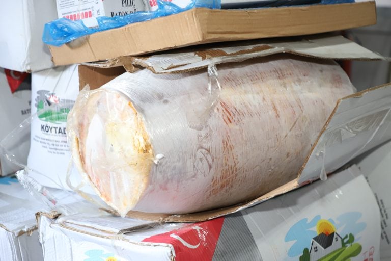 AKSU’DA YAKLAŞIK 1 TON UYGUNSUZ GIDA ÜRÜNÜNE EL KONULDU
