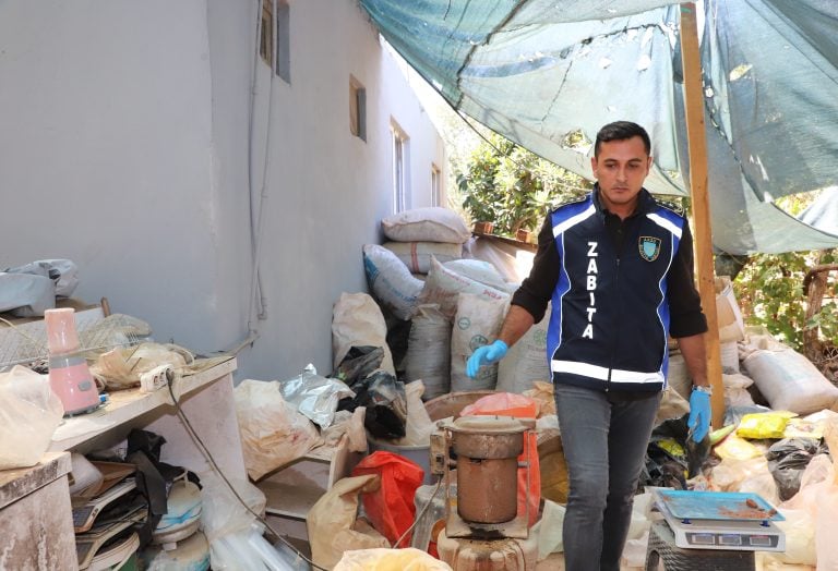 AKSU’DA MERDİVEN ALTI İŞLETMEYE ZABITA DENETİMİ
