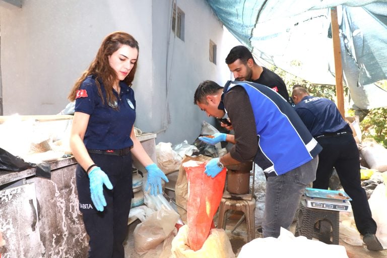AKSU’DA MERDİVEN ALTI İŞLETMEYE ZABITA DENETİMİ