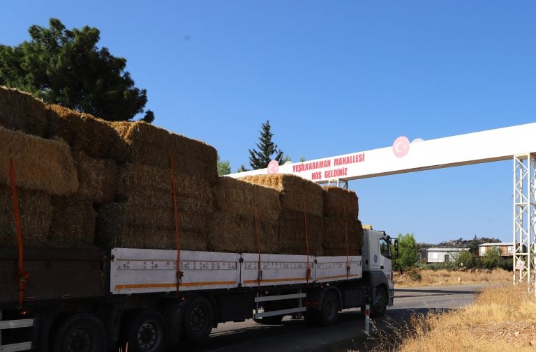 AKSU’DA YANGINDAN ETKİLENEN BÖLGELERE SAMAN DESTEĞİ
