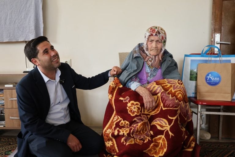AKSU’DA YAŞAYAN DEV ÇINARLAR, EVLERİNDE ZİYARET EDİLDİ