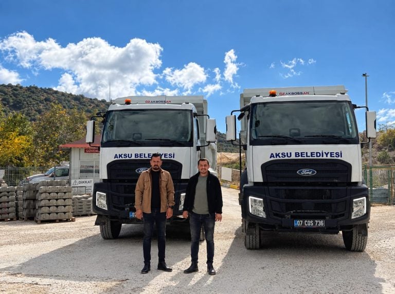 Aksu Belediyesi’nden Elmalı’ya Güçlü Destek: 2 Kamyon ve 2 Personel Görevlendirildi