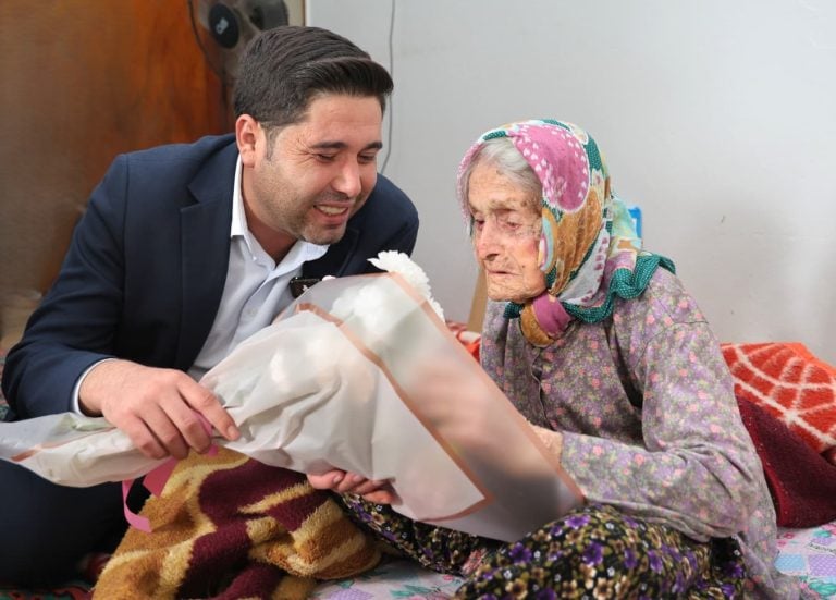 AKSU’DA YAŞAYAN DEV ÇINARLAR, EVLERİNDE ZİYARET EDİLDİ